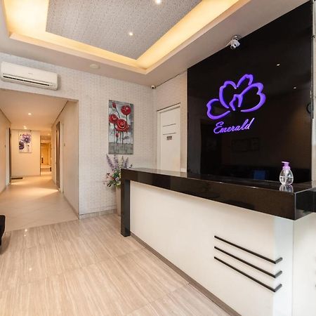 Life Emerald Hotel สุราบายา ภายนอก รูปภาพ