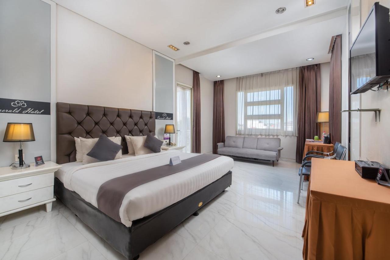 Life Emerald Hotel สุราบายา ภายนอก รูปภาพ