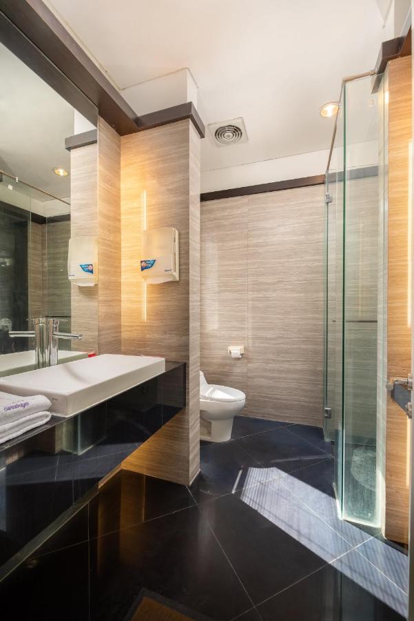 Life Emerald Hotel สุราบายา ภายนอก รูปภาพ