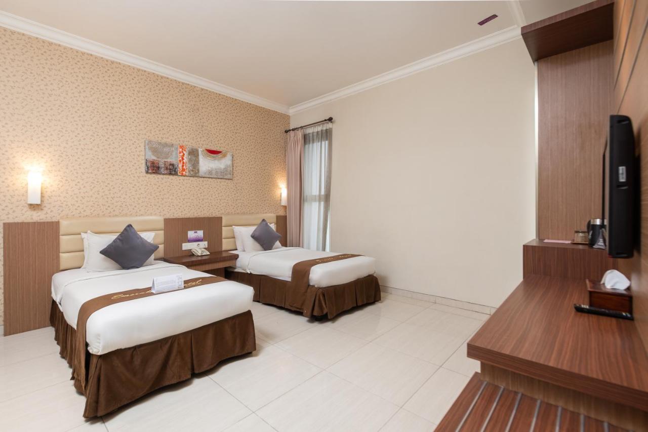 Life Emerald Hotel สุราบายา ภายนอก รูปภาพ