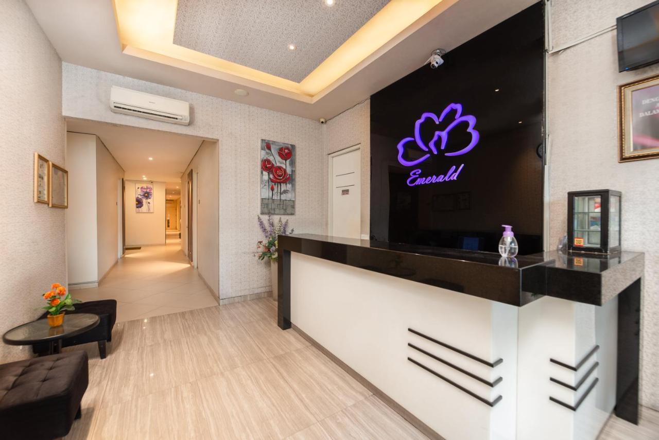 Life Emerald Hotel สุราบายา ภายนอก รูปภาพ