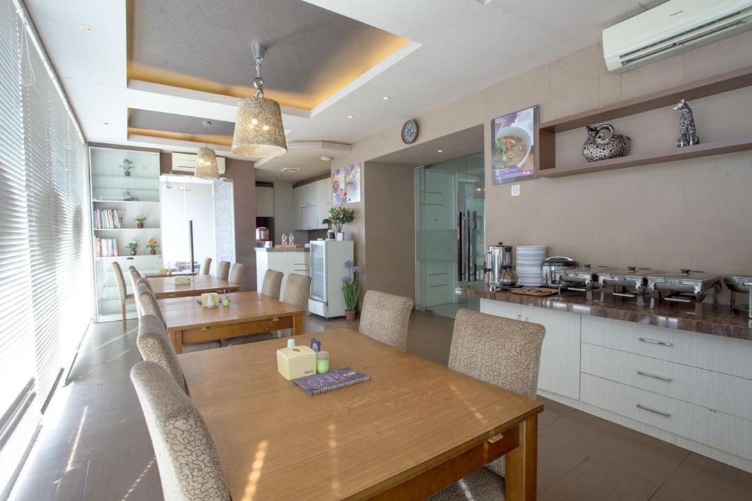Life Emerald Hotel สุราบายา ภายนอก รูปภาพ