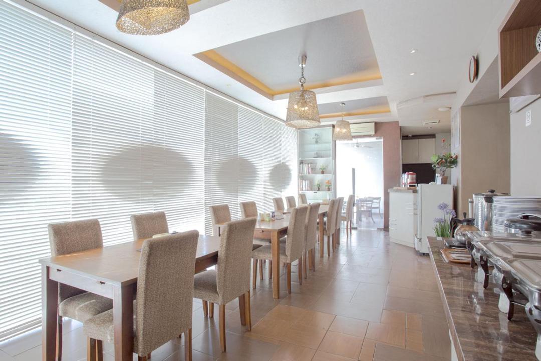 Life Emerald Hotel สุราบายา ภายนอก รูปภาพ