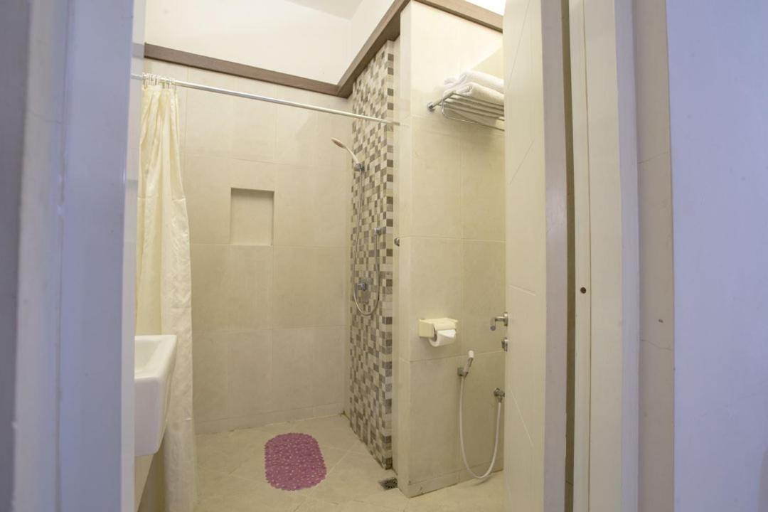 Life Emerald Hotel สุราบายา ภายนอก รูปภาพ